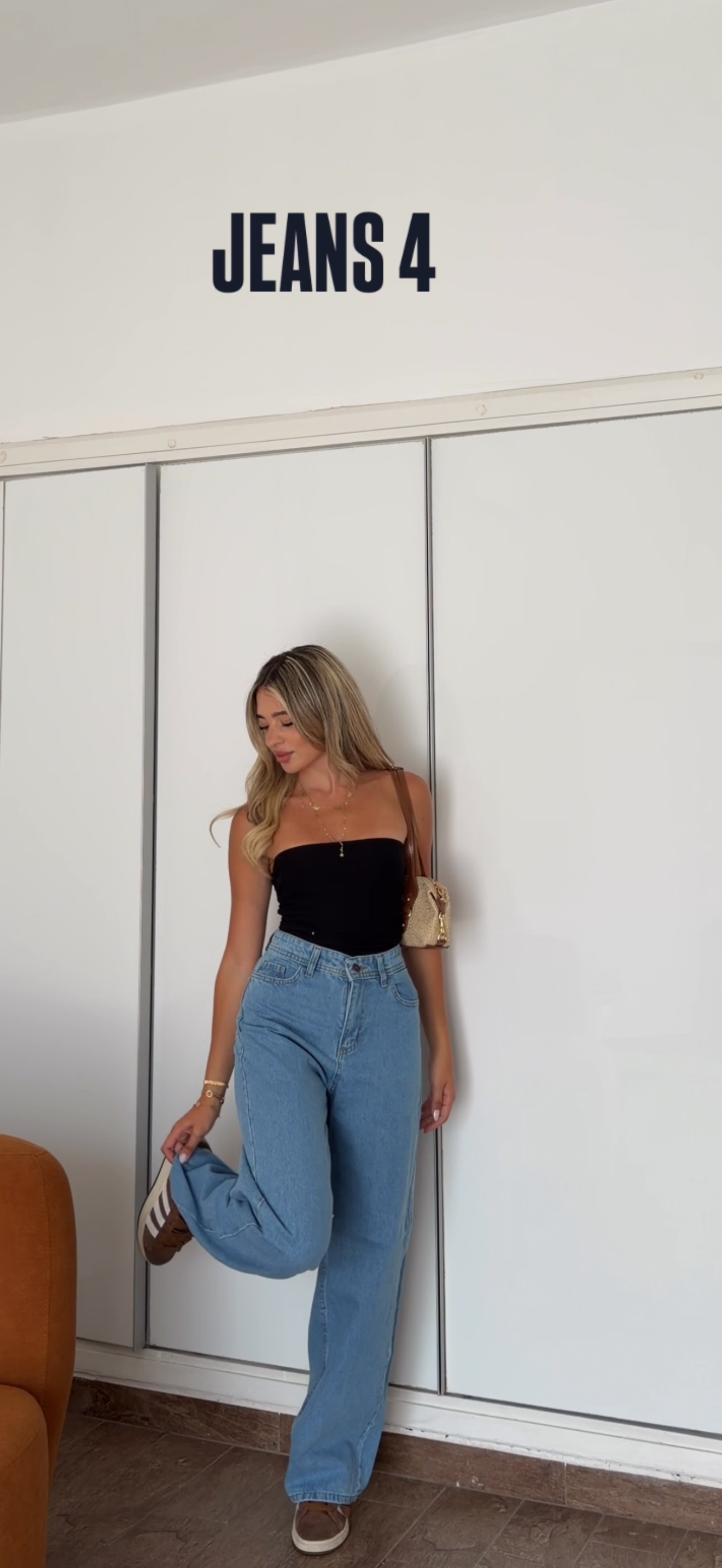 Mid rise wide- leg jeans