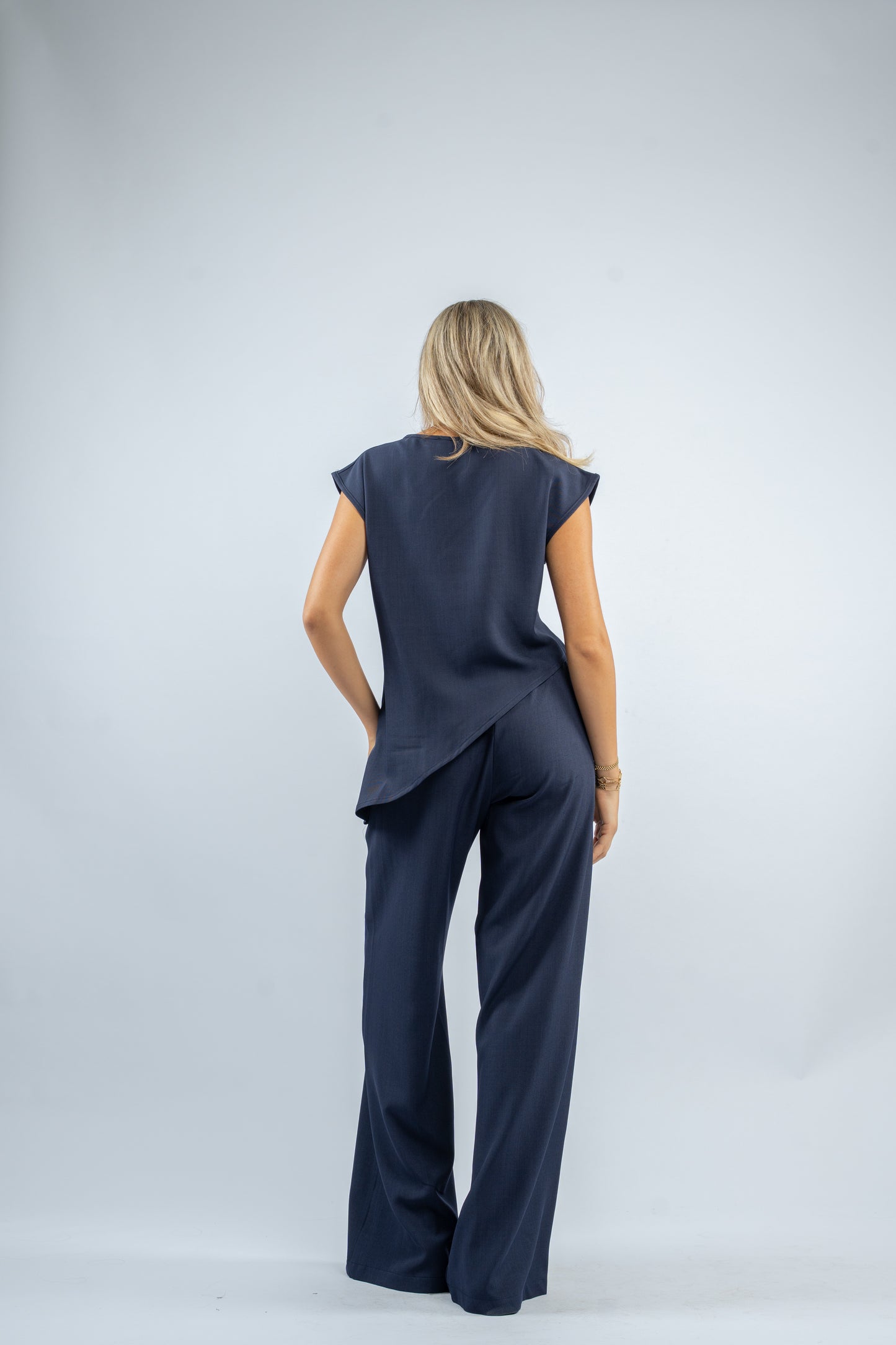 Draped asymmetric set