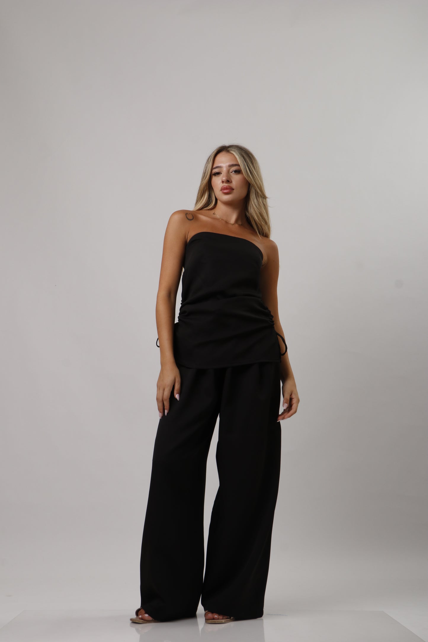 Set with side ties