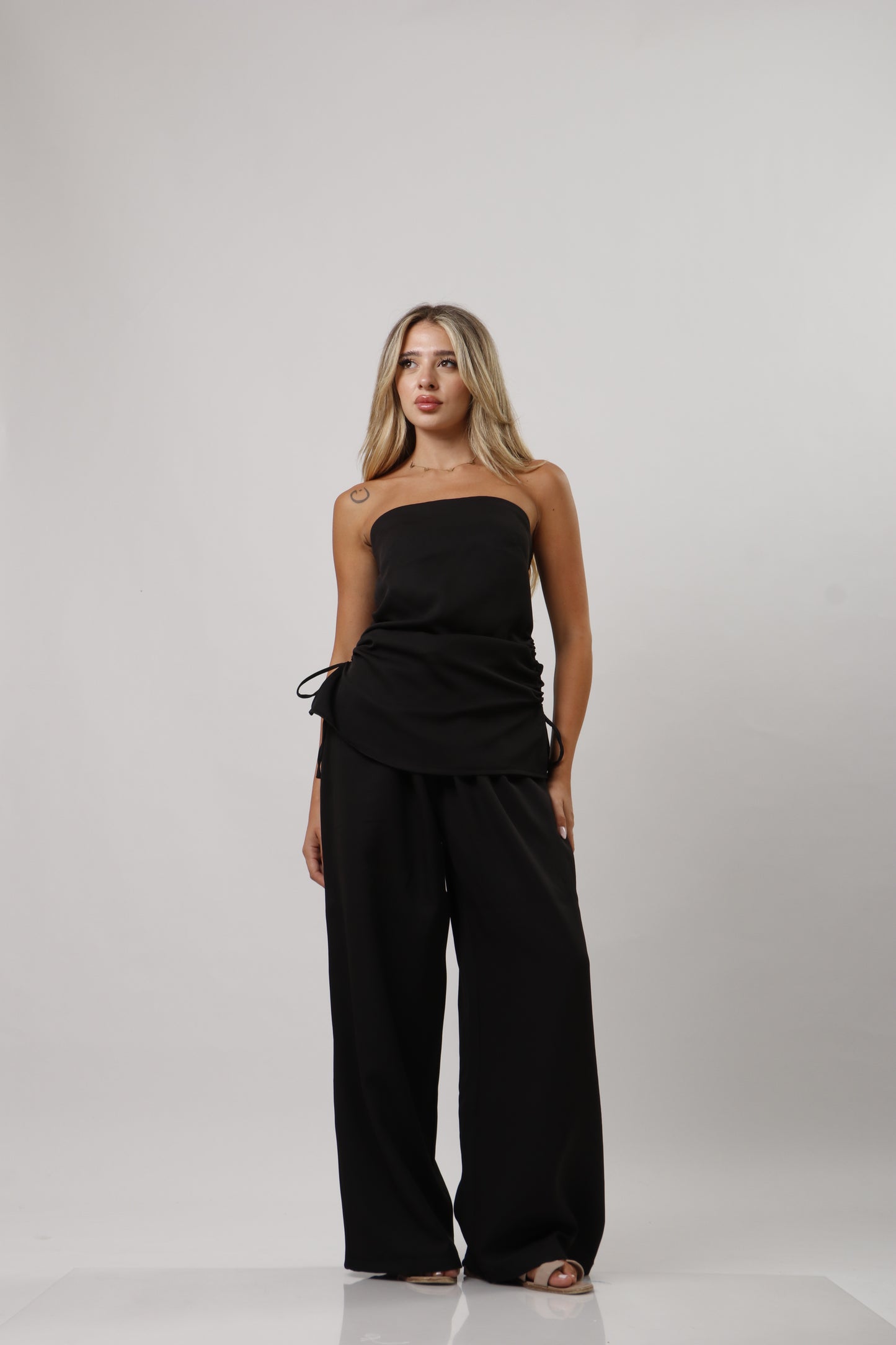 Set with side ties
