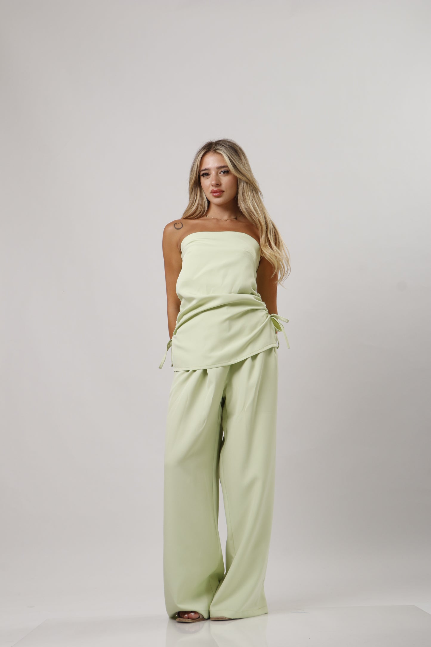 Set with side ties