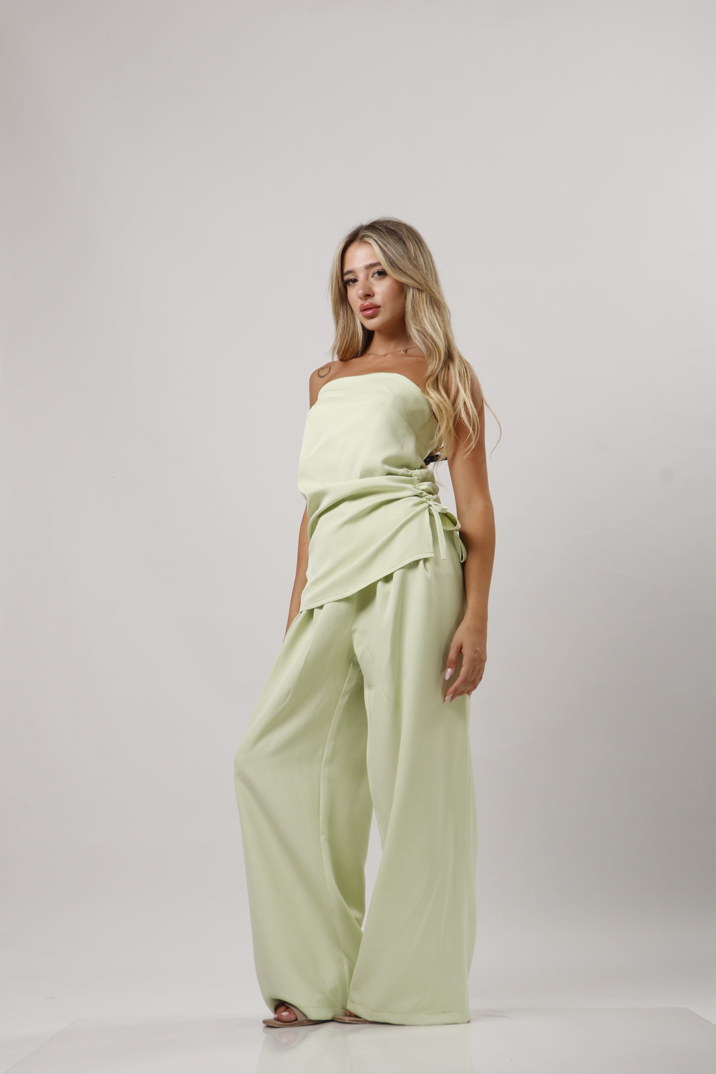 Set with side ties