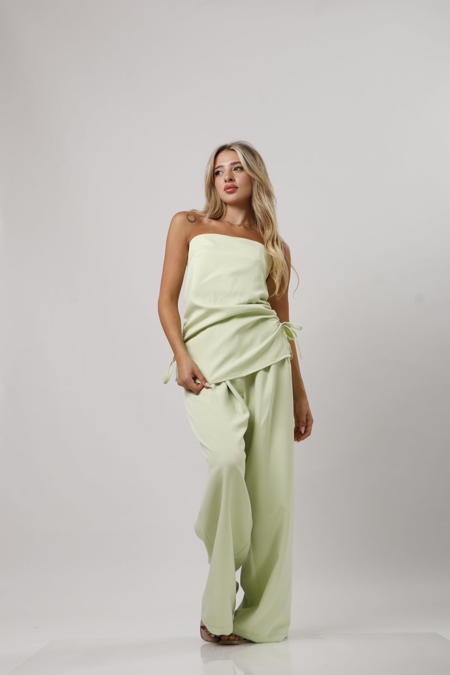 Set with side ties
