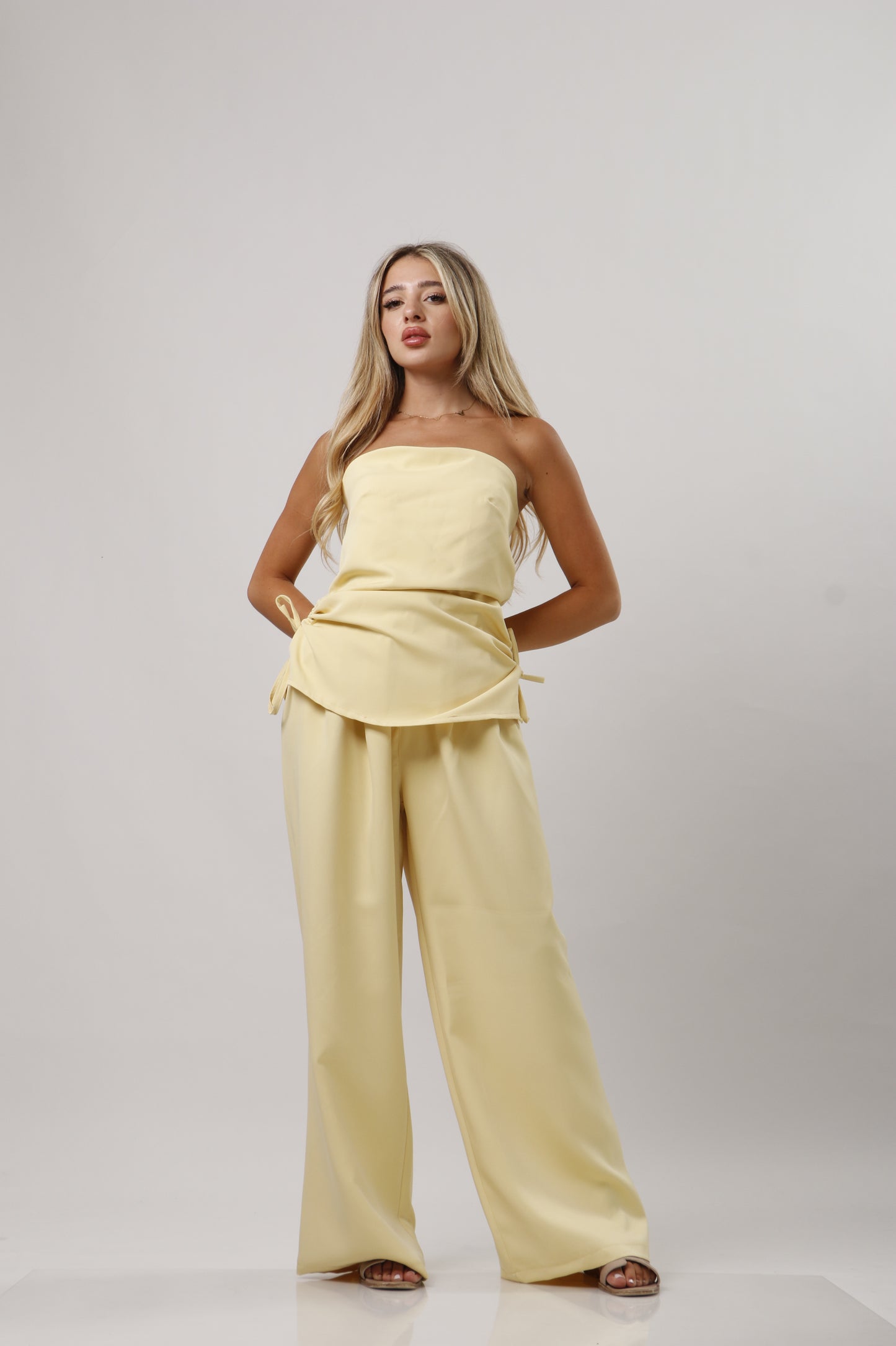 Set with side ties
