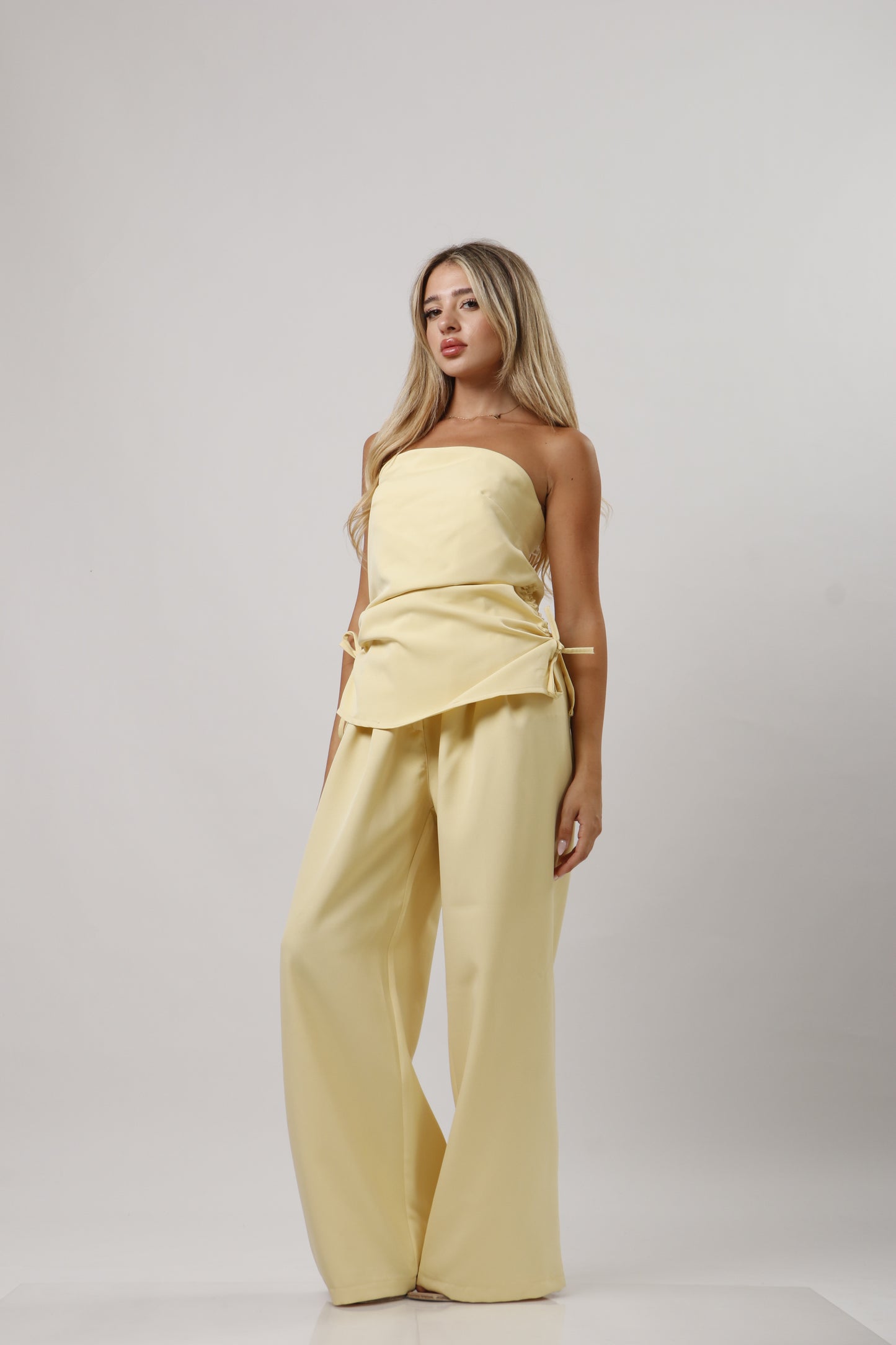 Set with side ties