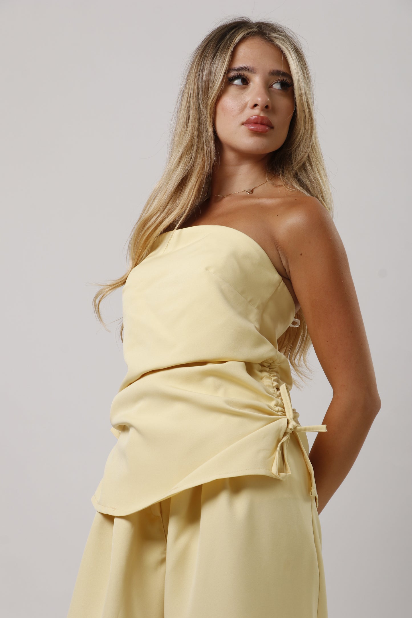 Set with side ties