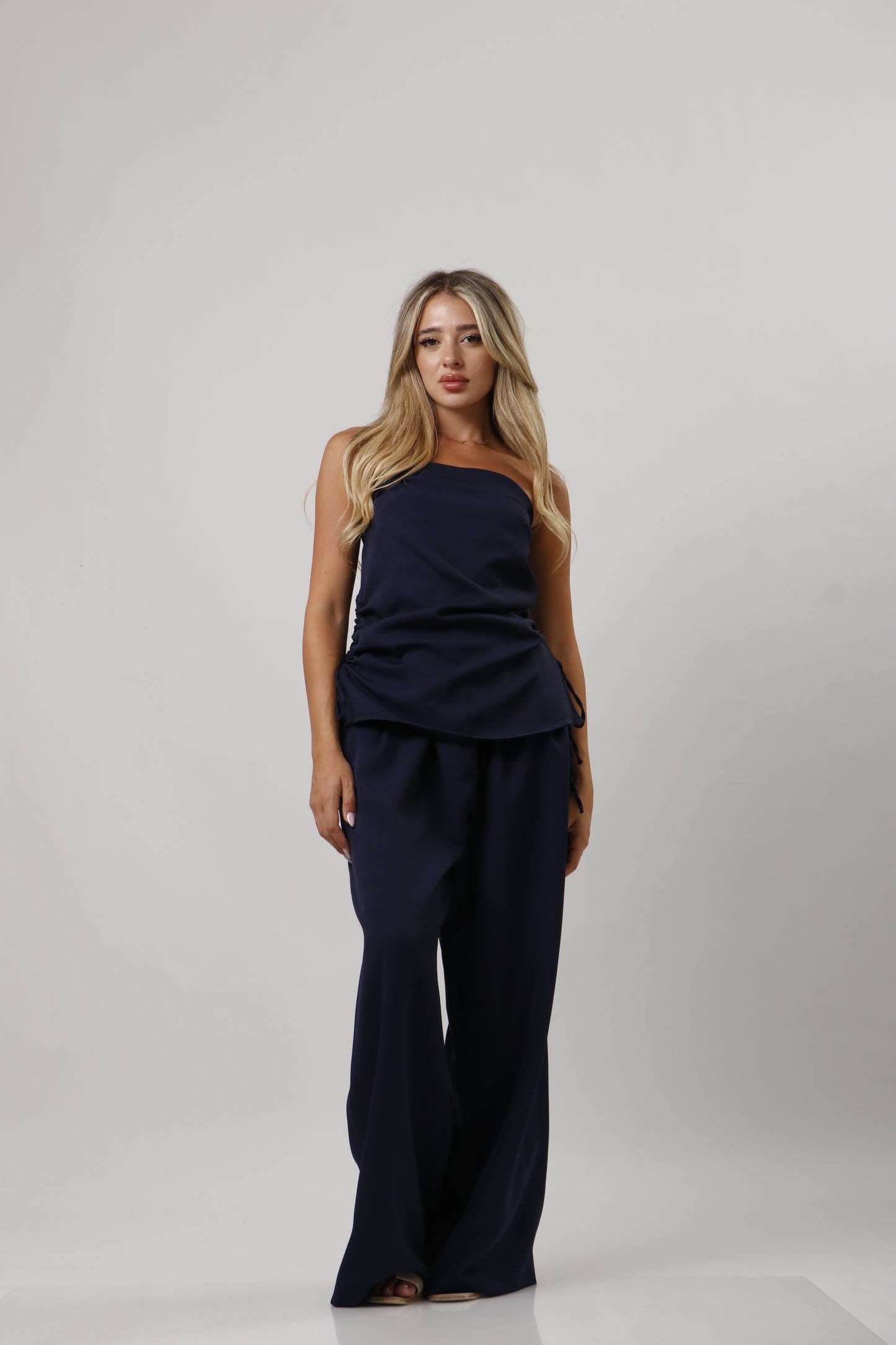 Set with side ties