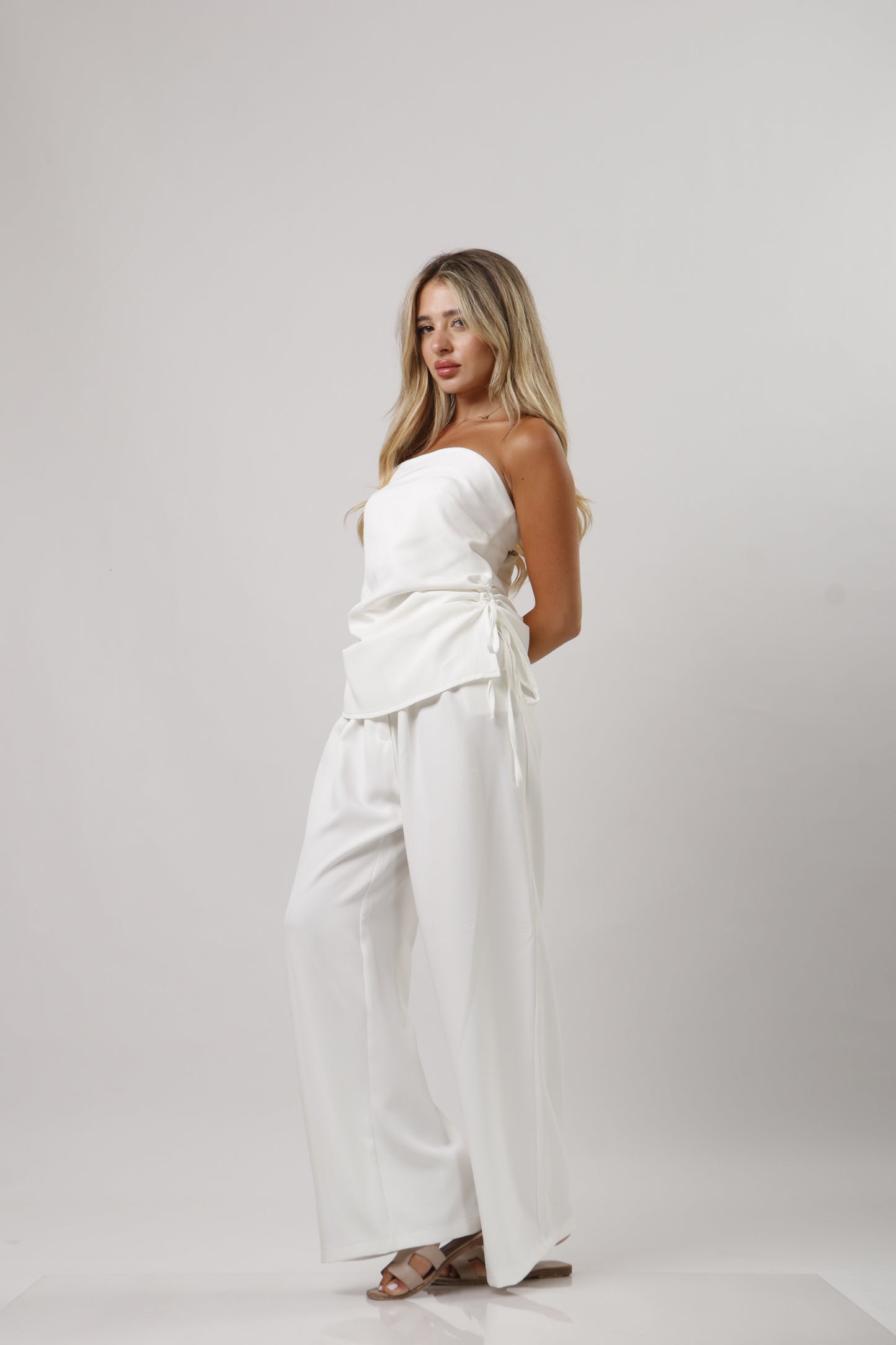 Set with side ties