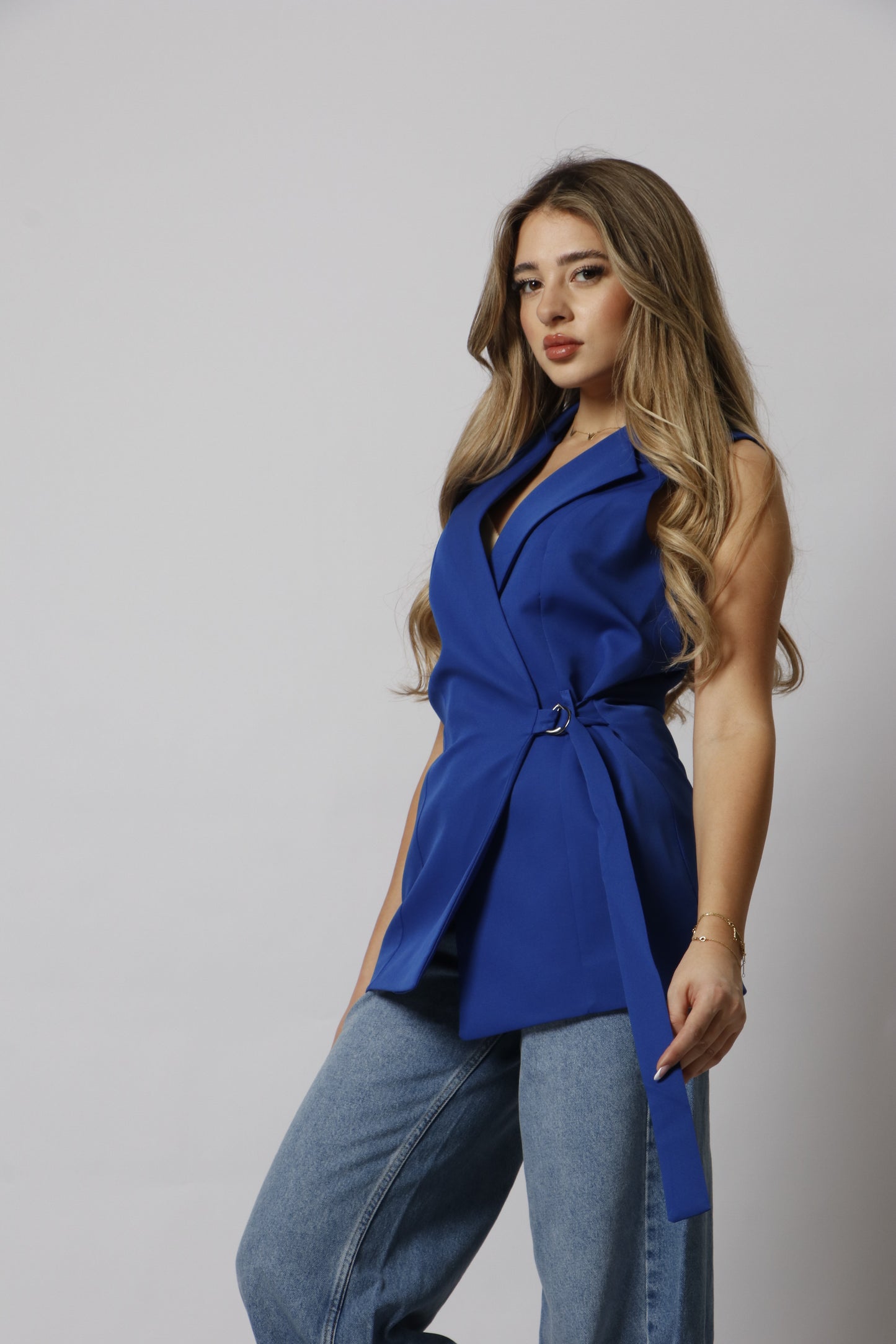 Vest with side belt